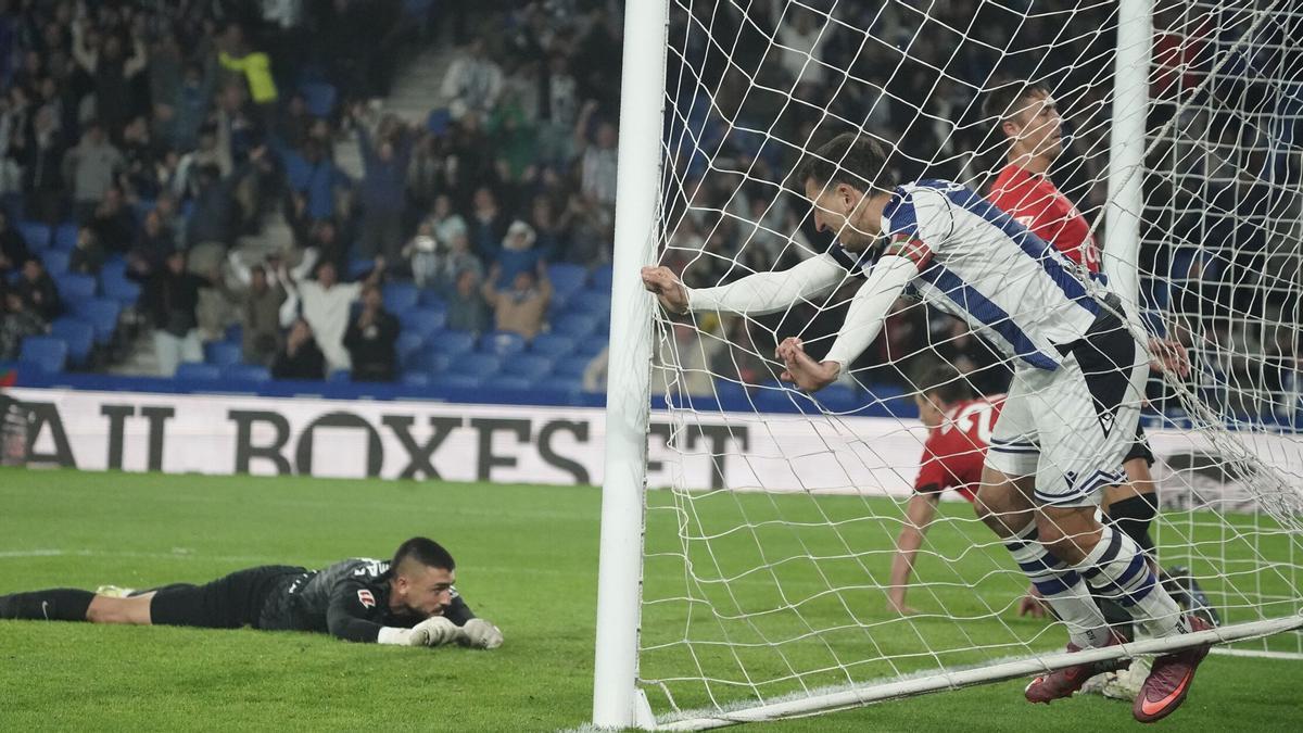 Mikel Oyarzabal trata de desengancharse de la red después de marcar el gol que dio la victoria a la Real ante el Mallorca.