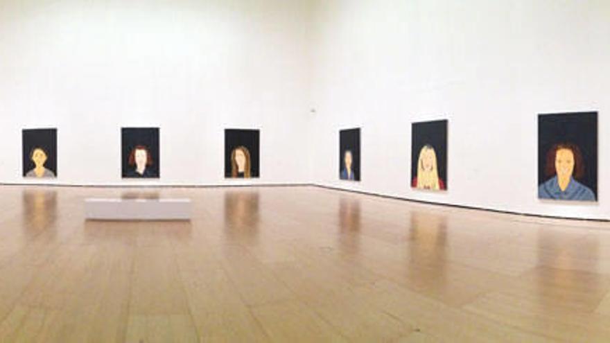 Las ‘mujeres sonrientes’ de Alex Katz saludan al visitante.
