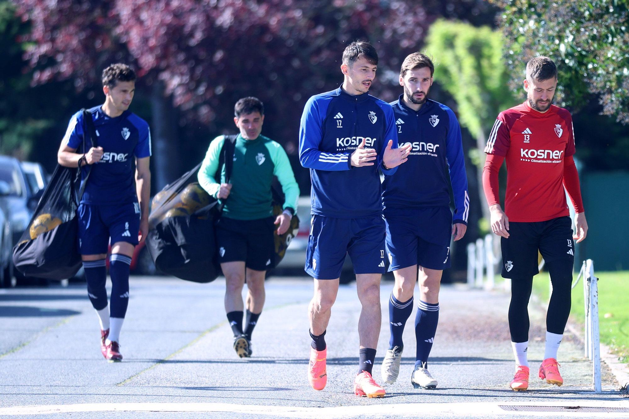 Osasuna se prepara para el Valencia: radiantes sonrisas en una calurosa mañana en Tajonar