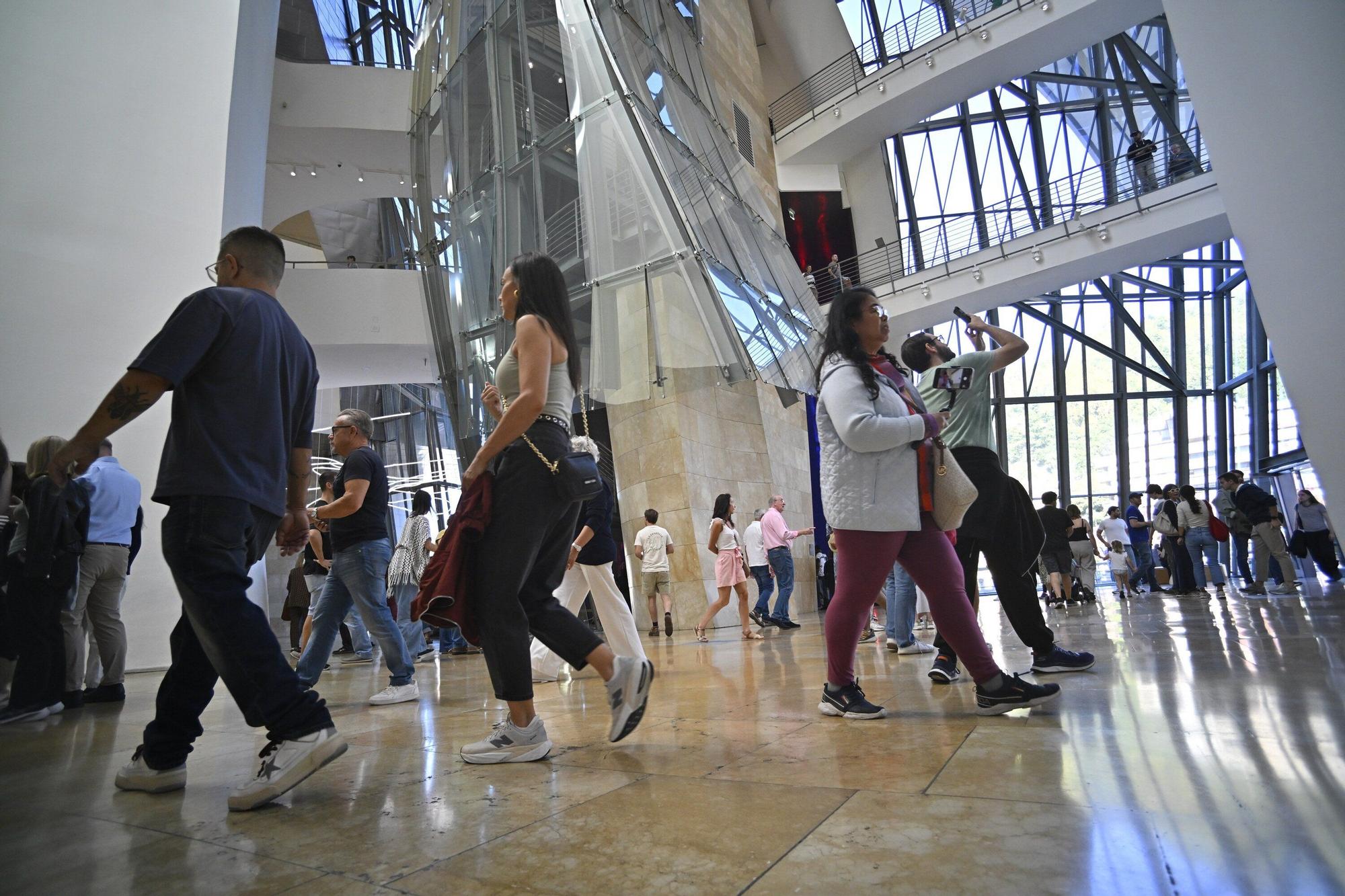 El Museo Guggenheim acoge a miles de visitantes en su 28º cumpleaños