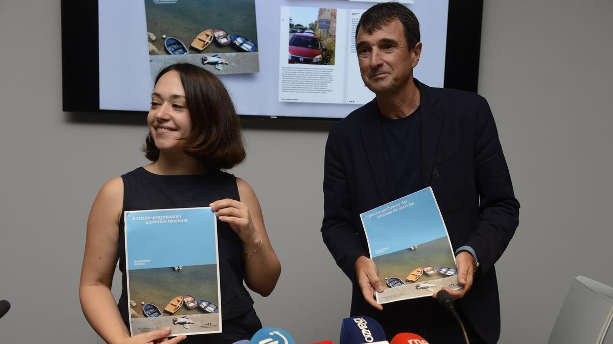 Itziar Moreno y Gorka Espiau, de Agirre Lehendakari Center, en la presentación en Gernika del informe preliminar.