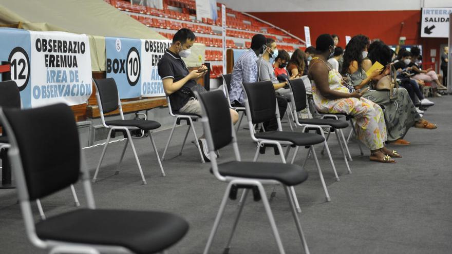 Personas esperando para ser vacunadas.