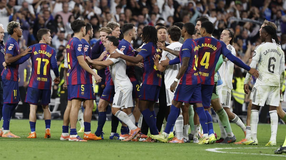 Los jugadores del Real Madrid y del Barcelona protagonizaron una tangana tras el pitido final. Los jugadores del Real Madrid y del Barcelona protagonizaron una tangana tras el pitido final.
