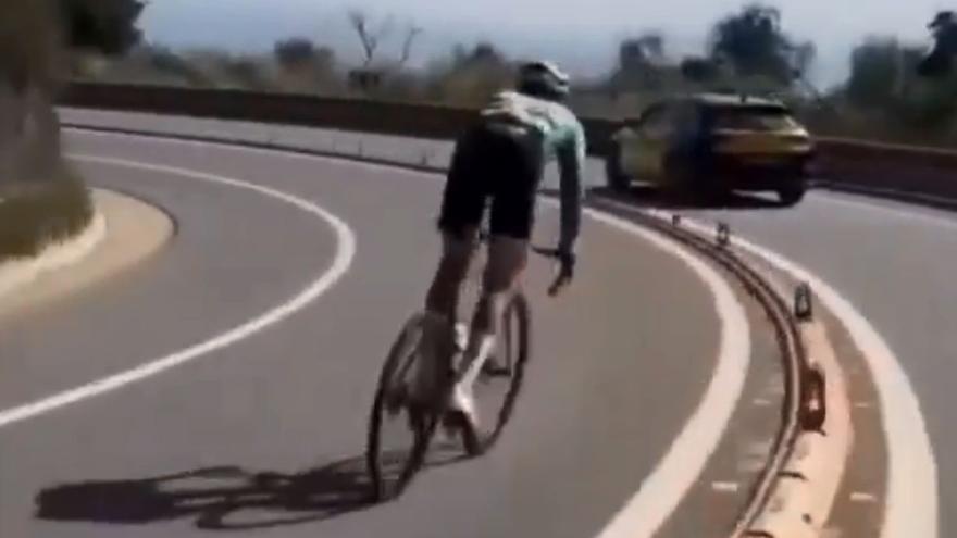 El Kern Pharma castiga a Kiko Galván por dar saltos con la bici al carril del sentido contrario