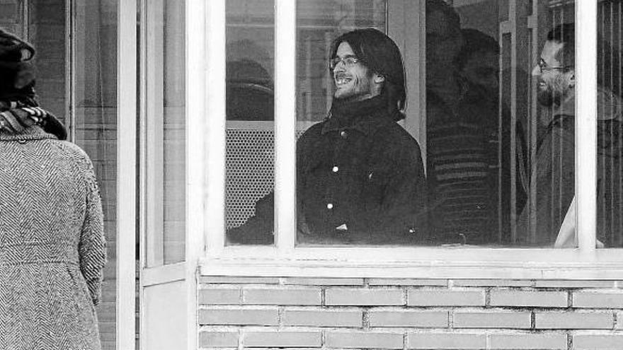 Raúl García Pérez (d), de 34 años, y Alfonso Lázaro de la Torre (c), a su salida de la prisión.