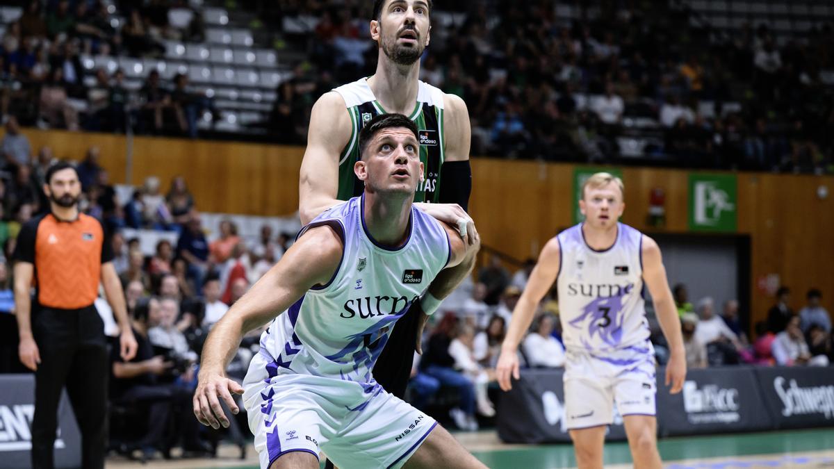 Martin Krampelj intenta proteger el rebote ante Ante Tomic.