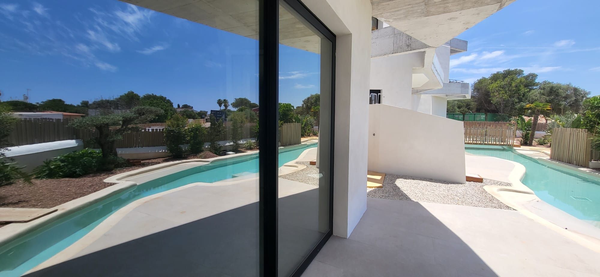 Lo rompedora piscina Mediterranean Sea, diseñada por una constructora donostiarra, para un hotel en Menorca