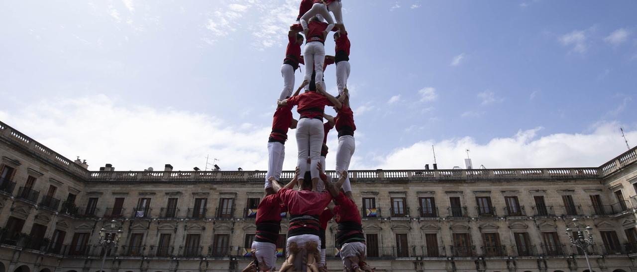 En imágenes: La Plaza Nueva de Vitoria acoge una gran Diada Castellera