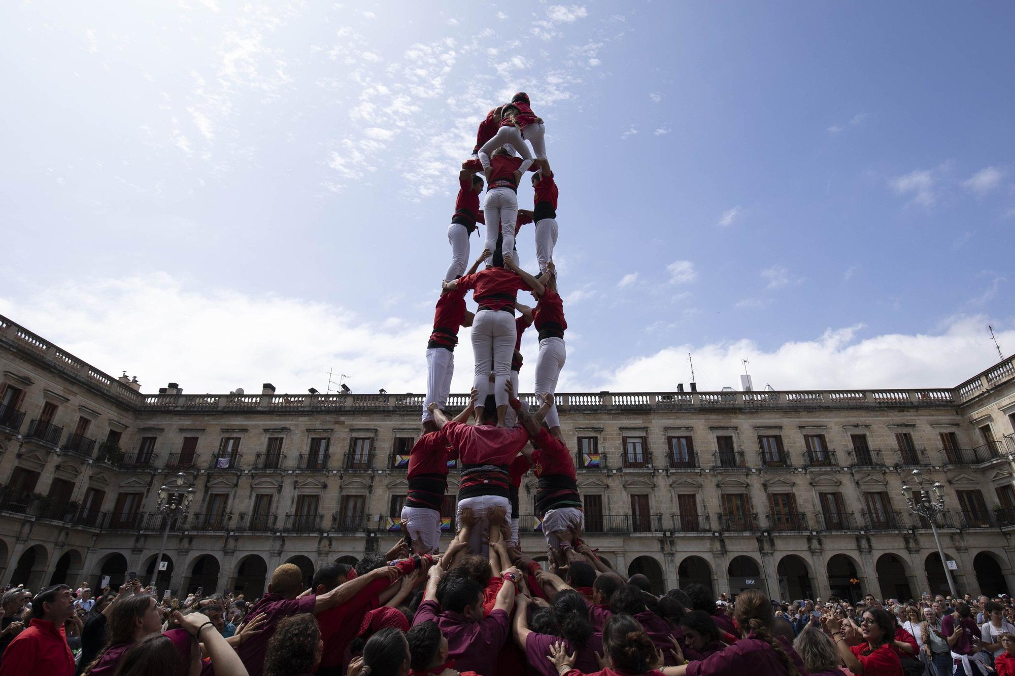 En imágenes: La Plaza Nueva de Vitoria acoge una gran Diada Castellera