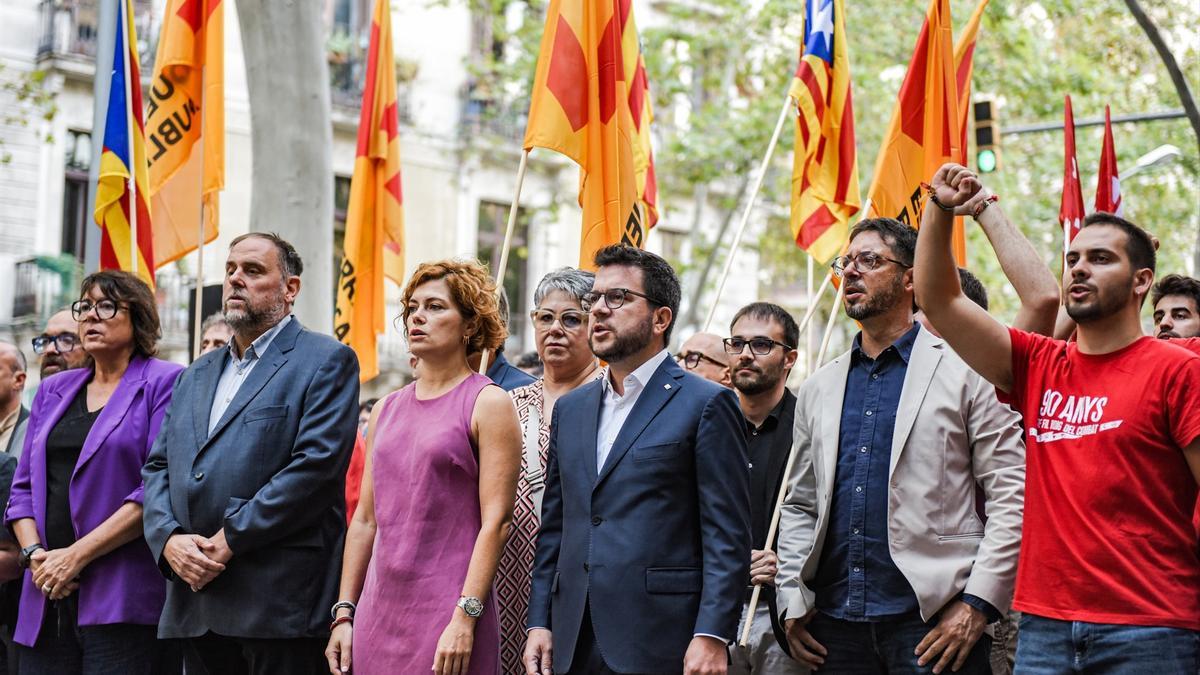 El presidente de ERC, Oriol Junqueras (2i) y el expresidente de la Generalitat, Pere Aragonès (c), llegan a la ofrenda floral al monumento de Rafael Casanova, con motivo de la Diada