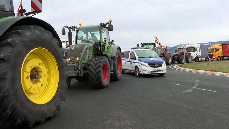 La Ertzaintza impide la protesta de los agricultores alaveses en la A-1 contra el acuerdo de la UE con Mercosur
