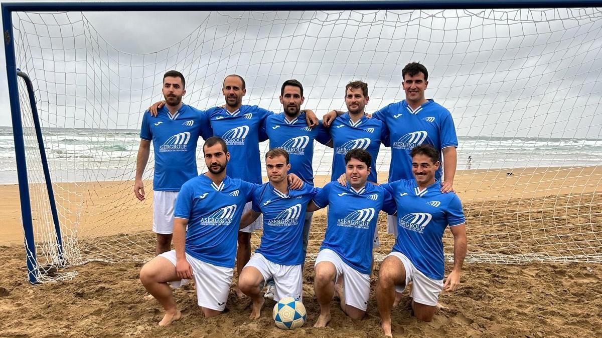 Un equipo de playeros de Zarautz en la sesión de fotos.