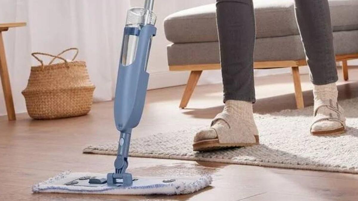 Perspectiva de la mopa con pulverizador de Livarno Home de Lidl