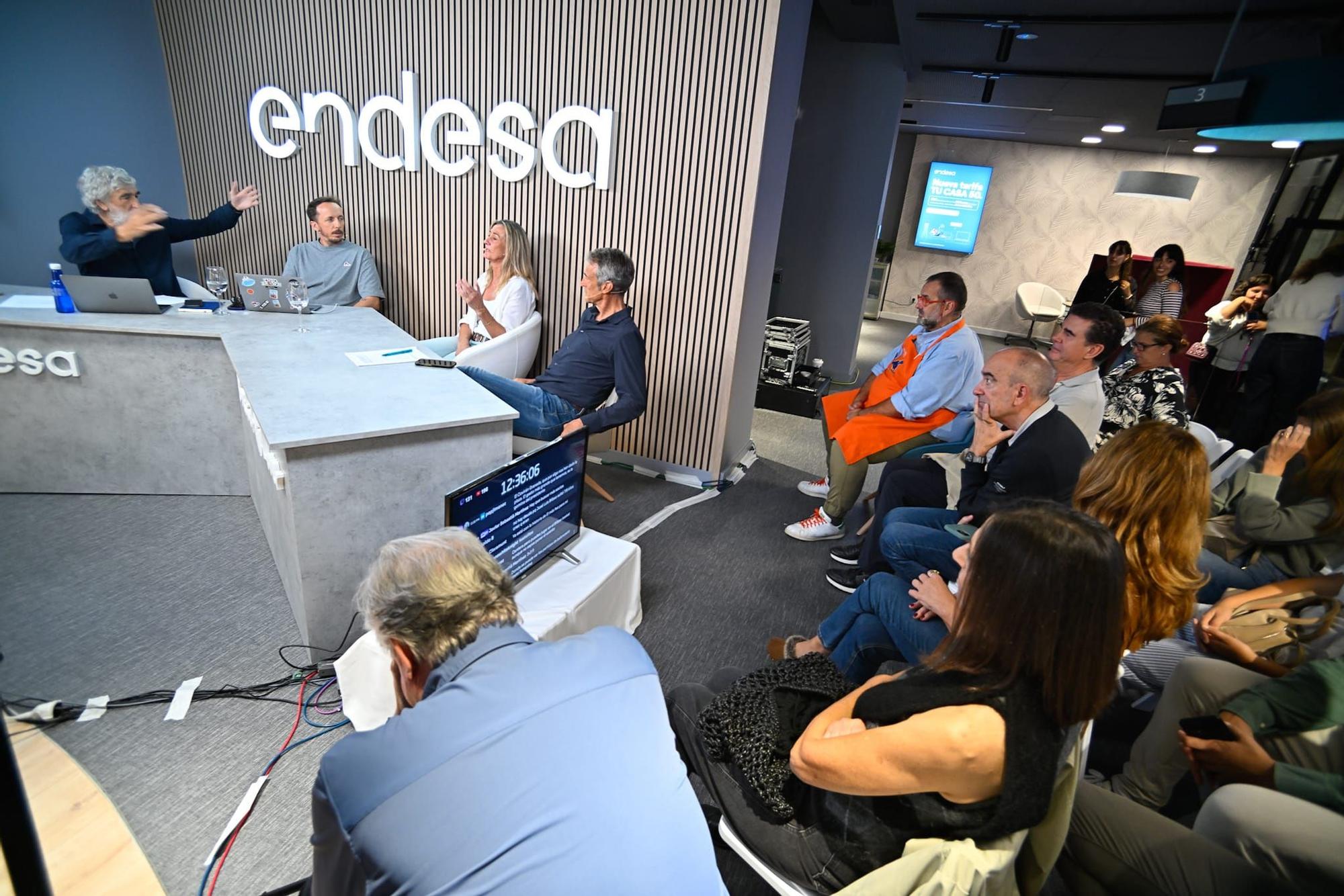 Numeroso público se acercó a la nueva tienda Endesa de Bilbao.