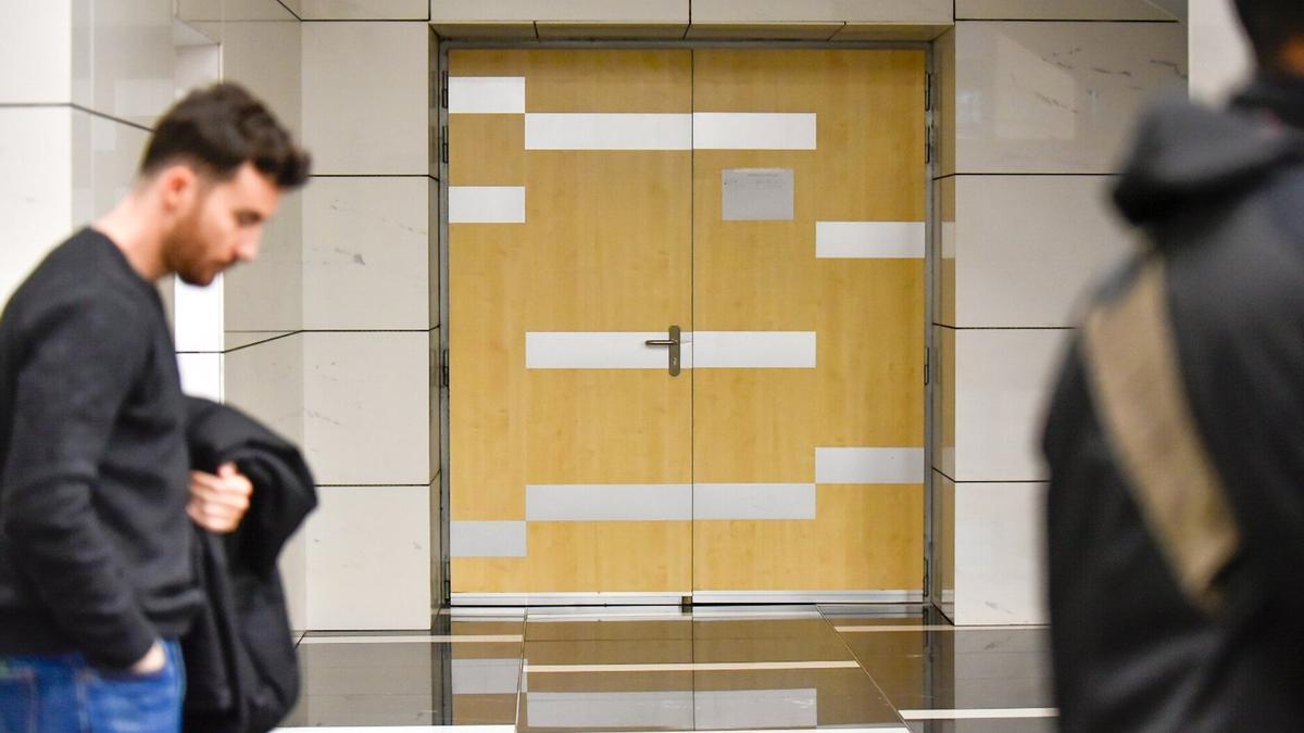 Puerta cerrada de la sala de la Audiencia de Gipuzkoa