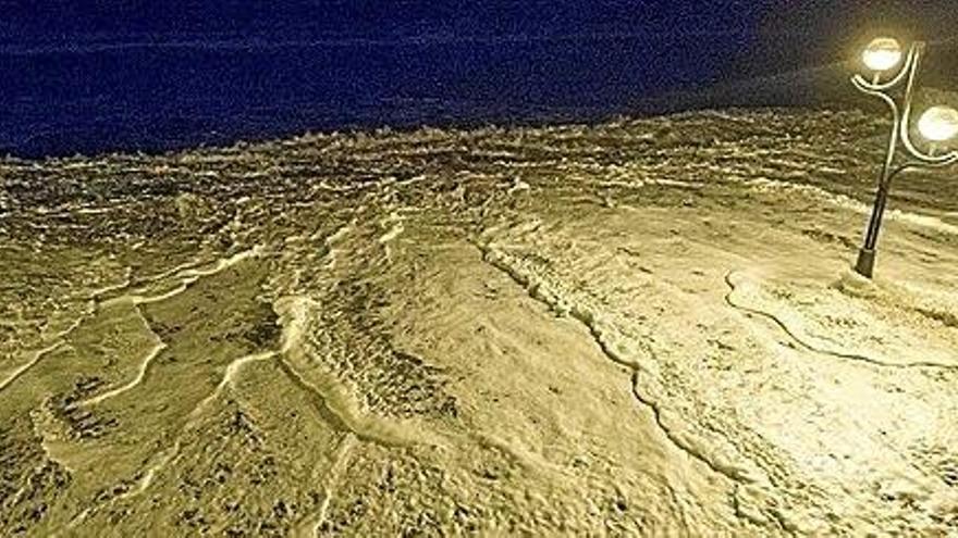 La pleamar de la madrugada cubrió totalmente el malecón zarauztarra.