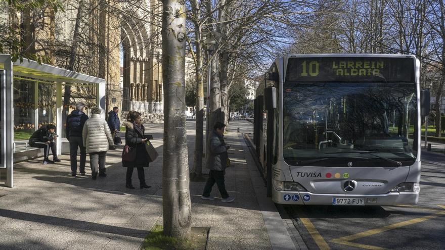 Vitoria mantiene la prohibición de subir patinetes eléctricos a los autobuses urbanos