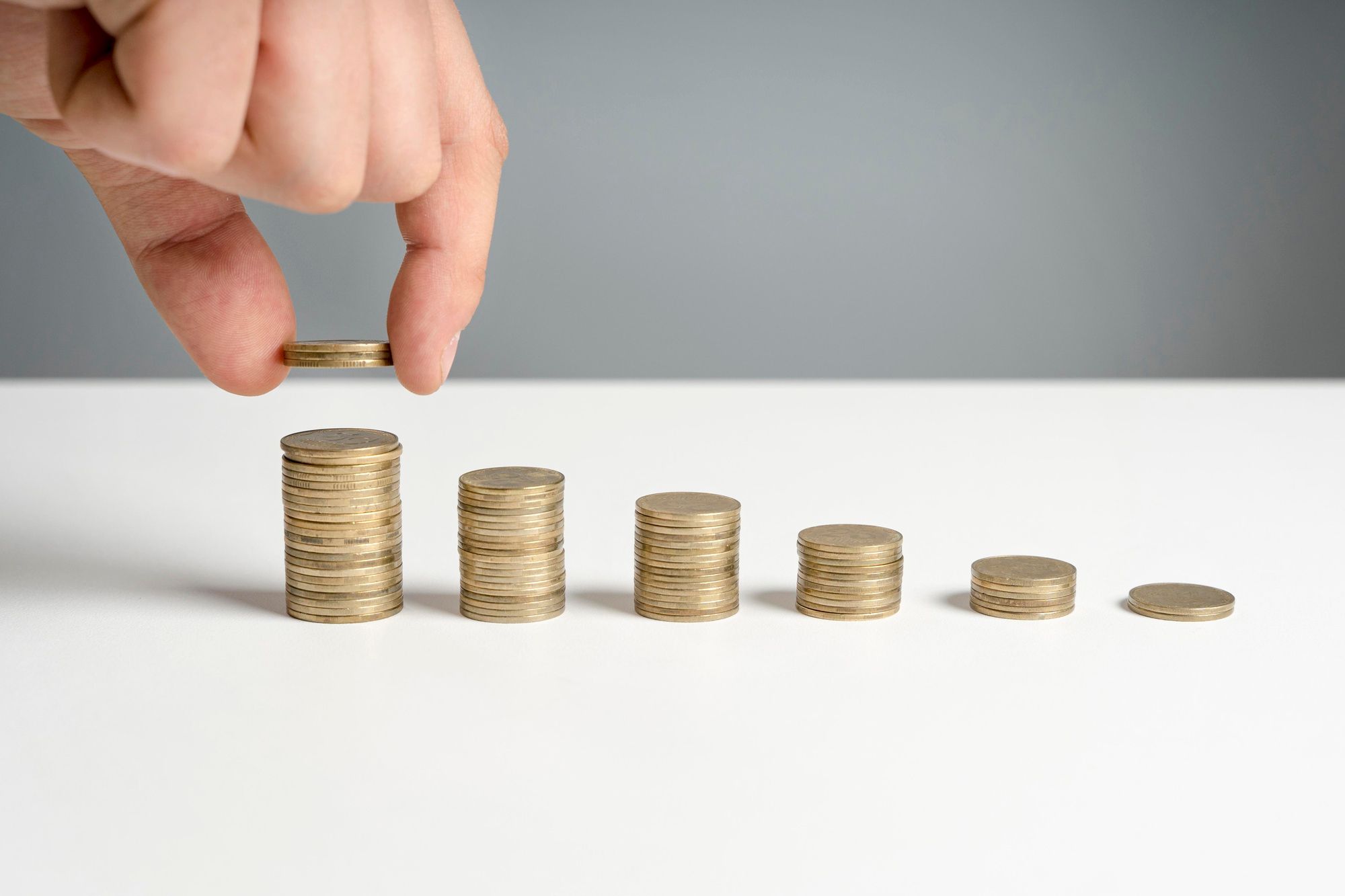 Montoncitos de monedas que representan la evolución de la inversión.