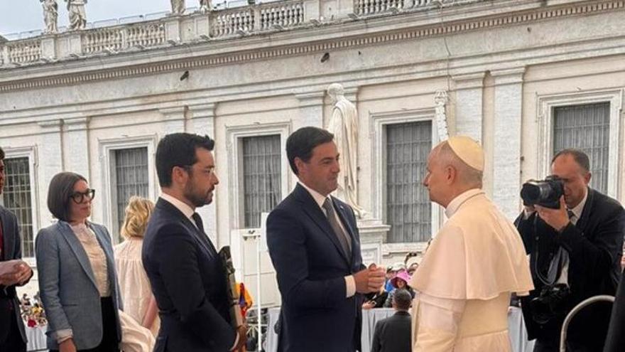 Pradales entrega al papa León XIV varios obsequios ligados al 'Guernica', la paz y el euskera