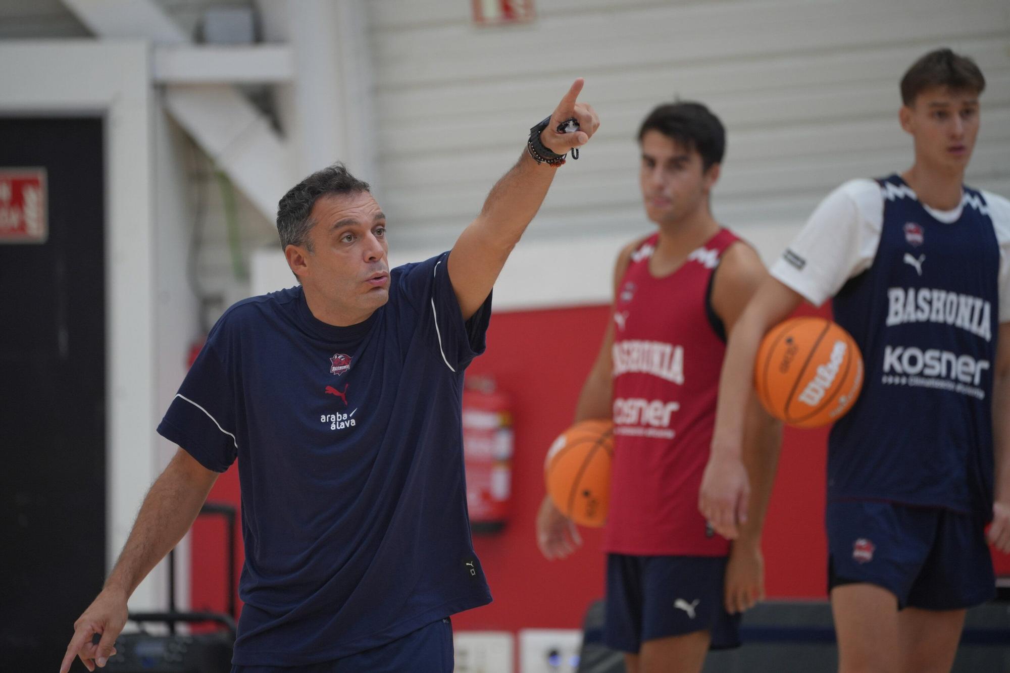 En imágenes: Así entrena el Baskonia bajo las órdenes de Galbiati