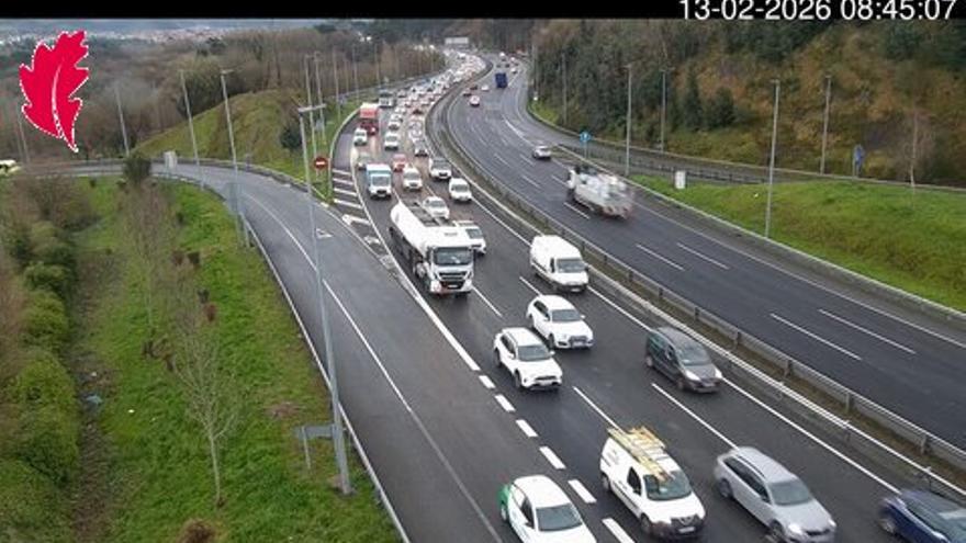 Solucionadas las retenciones en la BI-30 sentido Barakaldo por un accidente en Sondika