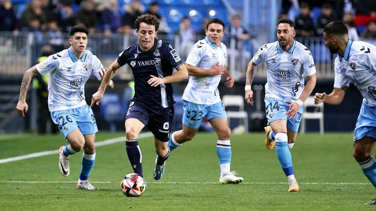 Luca Sangalli persigue a Álvaro Odriozola con la camiseta del Málaga