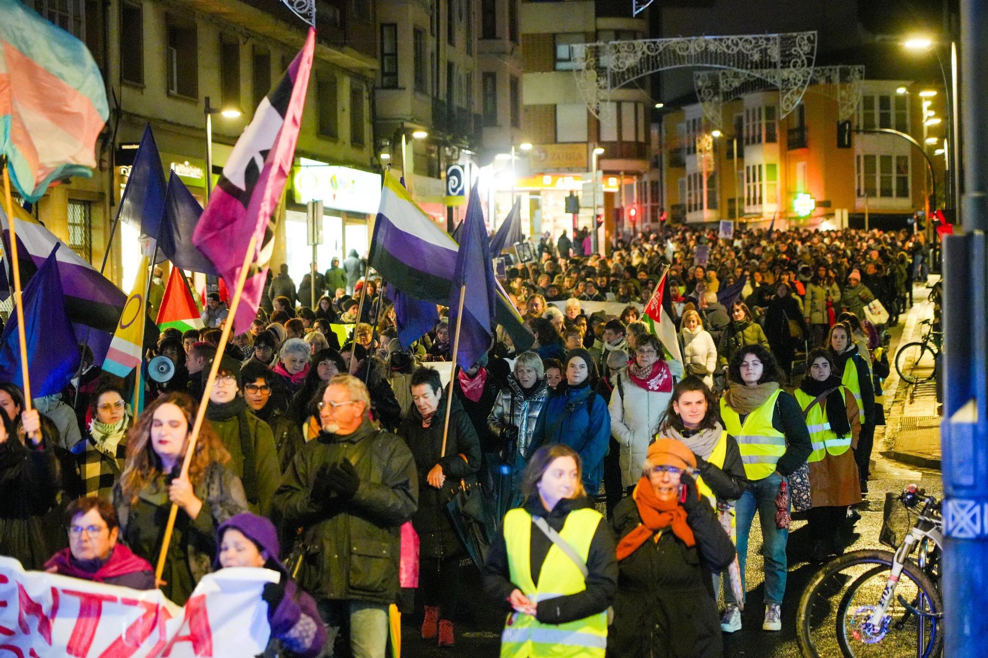 En imágenes: El Movimiento Feminista de Euskal Herria marcha por Vitoria el 25N