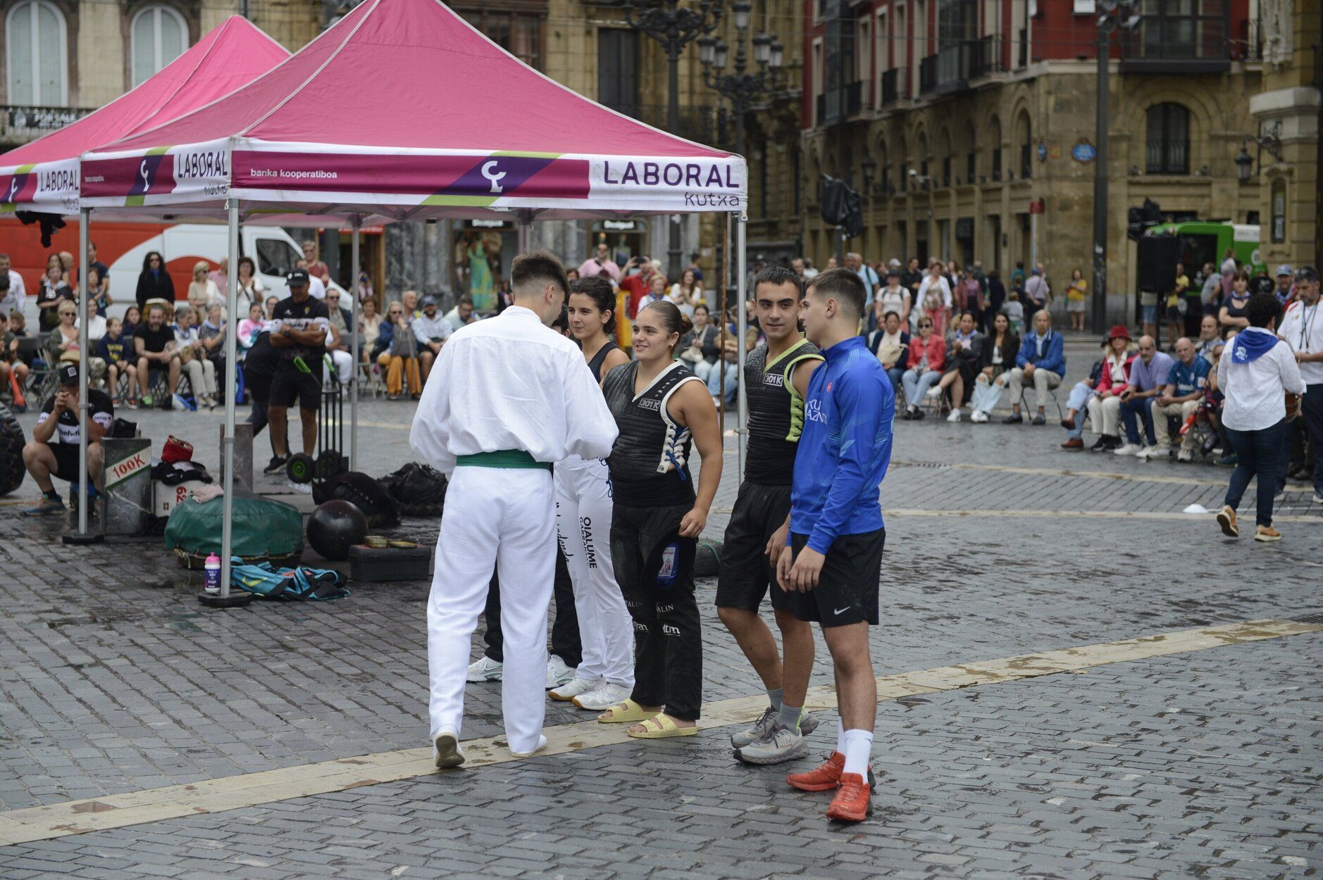En fotos: herri kirolak en la plaza del Arriaga