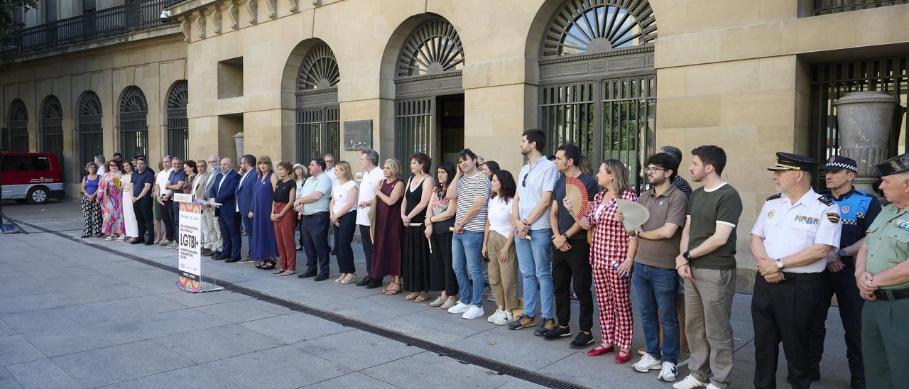 Fotos de la concentración del Gobierno de Navarra por el Día Internacional del Orgullo LGTBI+