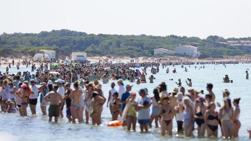 Miles de personas forman una cadena humana de tres kilómetros en defensa de los espacios naturales de Mallorca
