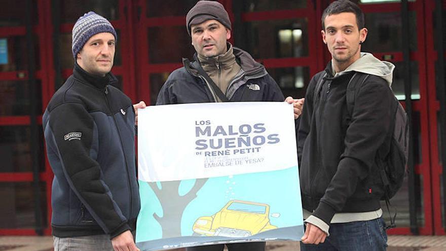 Iker Aramendía (Yesa+No), Aitor Balbás (Eguzki Bideoak) y Víctor Iguacel (Río Aragón y Aturando Yesa), con el cartel de la película en Pamplona.