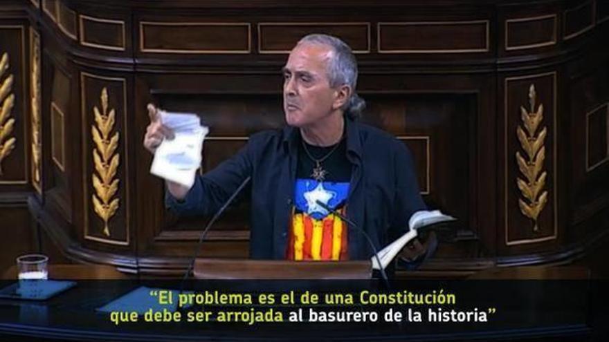 El diputado de Amaiur por Navarra, Sabino Cuadra, ha irritado a representantes de UPyD y del PP por arrancar hojas de la Constitución en la tribuna del Pleno del Congreso.