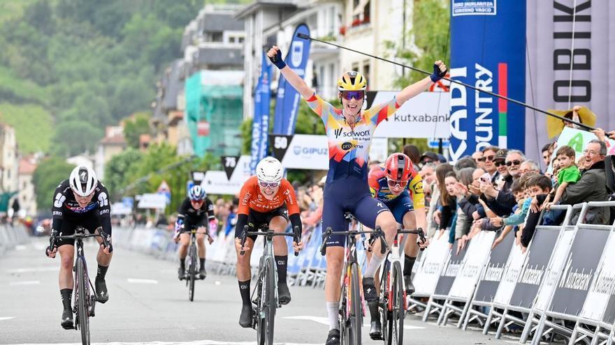 La ola de Bredewold rompe en Zarautz