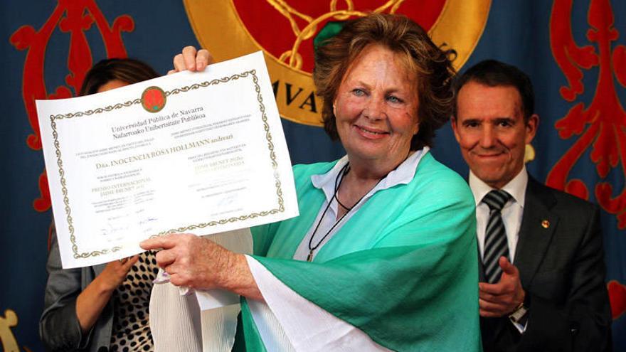 Natty Petrosino muestra el diploma que le hace merecedora del premio Brunet 2012.