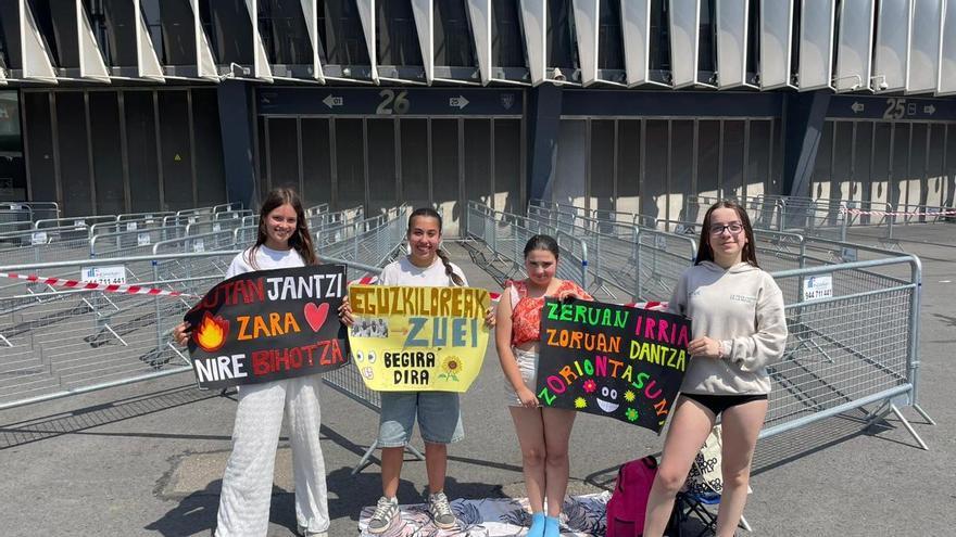 Las primeras fans de Zetak llegan a San Mamés: "Queremos estar en primera fila"