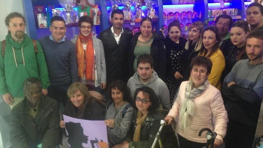 Los creadores del escaparate en el comercio Equivalenza de Estella, junto a miembros de Gaztelan y Cocemfe.