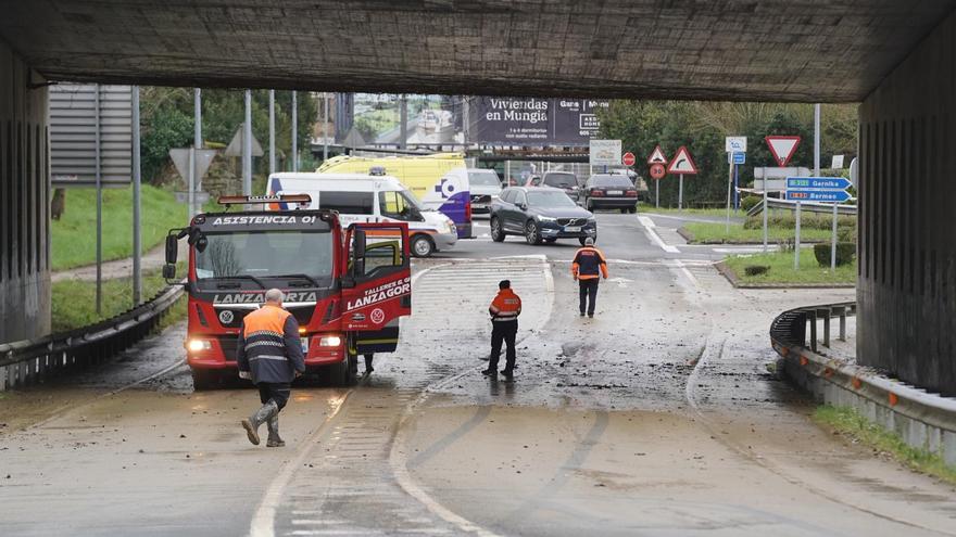 Las fuertes lluvias provocan crecidas de los ríos con algunos desbordamientos durante la noche en Bizkaia
