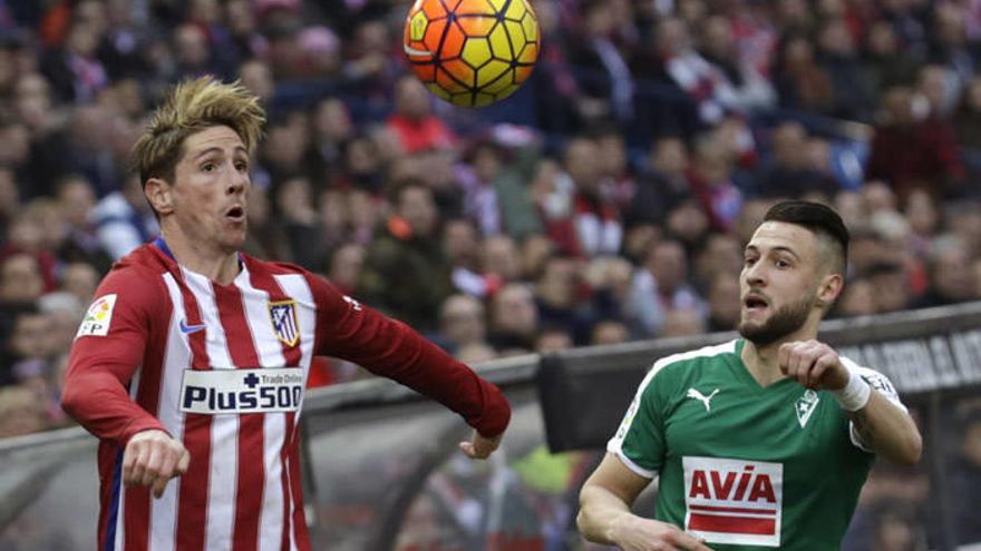 Torres y el balón parado rescatan al Atlético ante el Eibar (3-1)