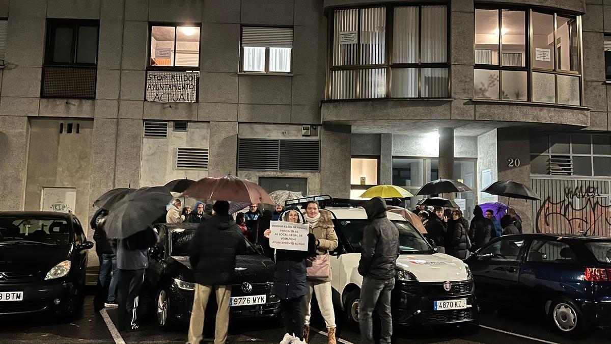 Protesta vecinal el pasado jueves por la noche junto al local en el que se encuentra el nodo de telecomunicaciones.