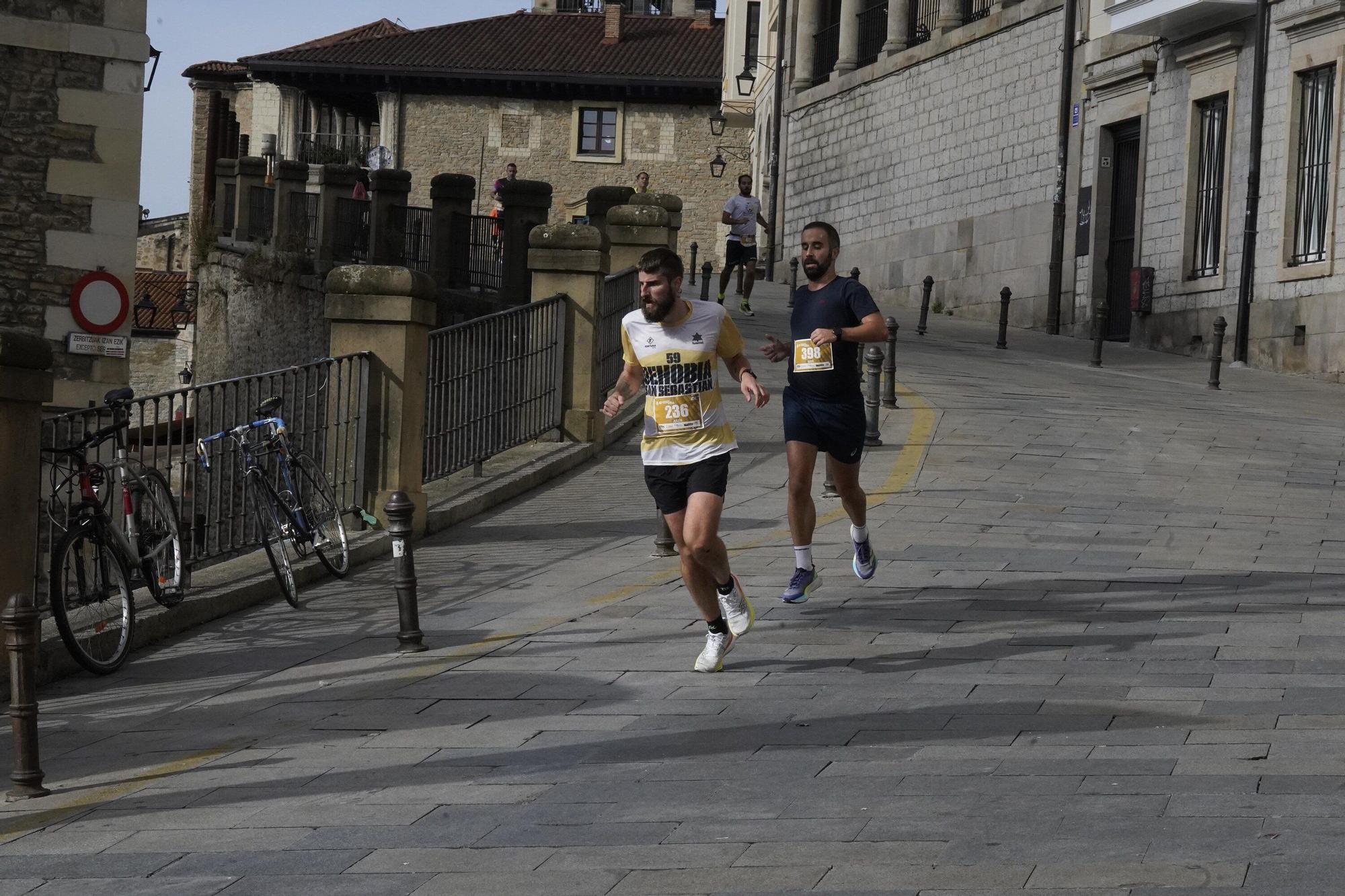 En imágenes: Miles de personas conquistan la Almendra de Gasteiz