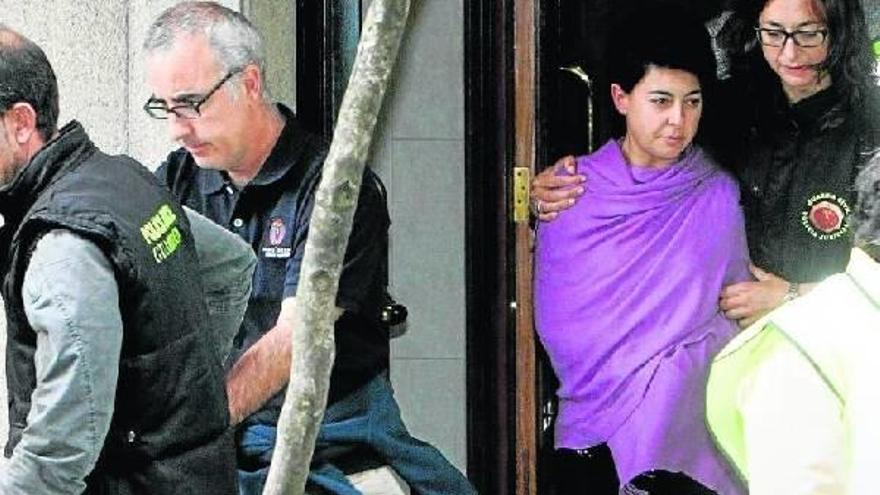 Alfonso Basterra, seguido por su exmujer, Rosario Porto, durante un registro a sus viviendas.