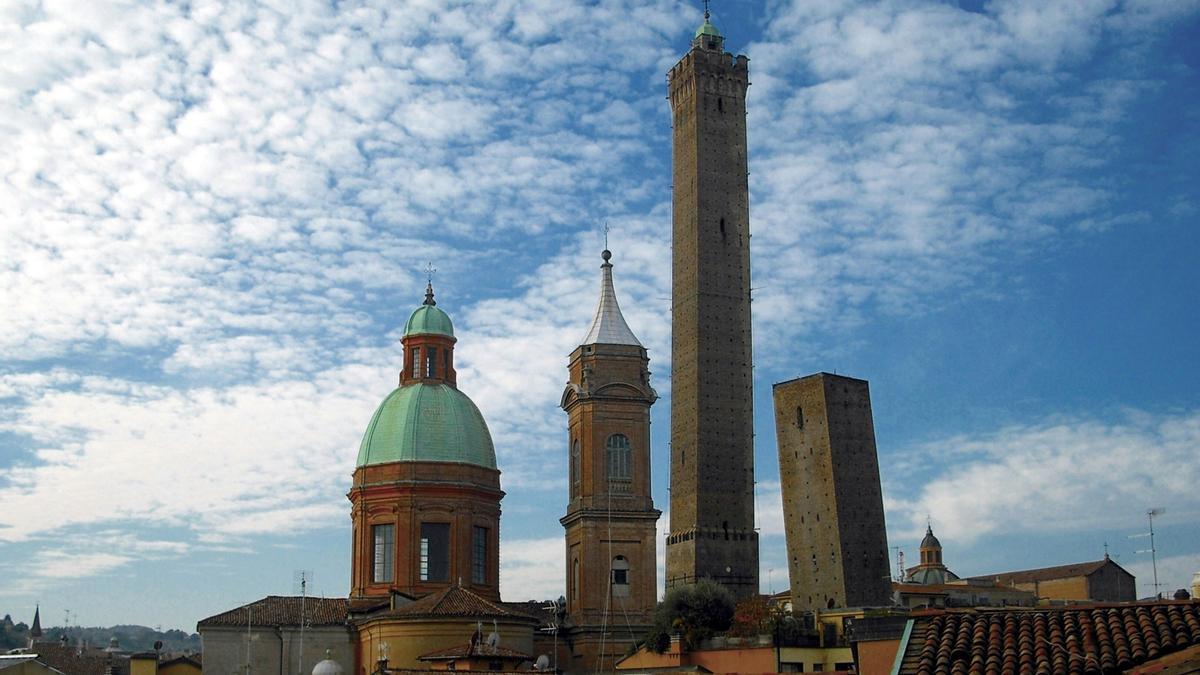 Las torres Garisenda, a la derecha, y Asinelli, la más alta, en Bolonia