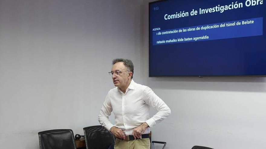 Fotos de la comisión de investigación de las obras de Belate en la que declara el jurista Gonzalo Pérez Remondegui