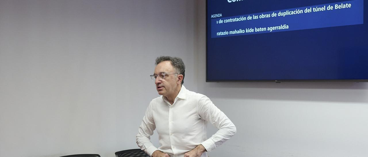 Fotos de la comisión de investigación de las obras de Belate en la que declara el jurista Gonzalo Pérez Remondegui