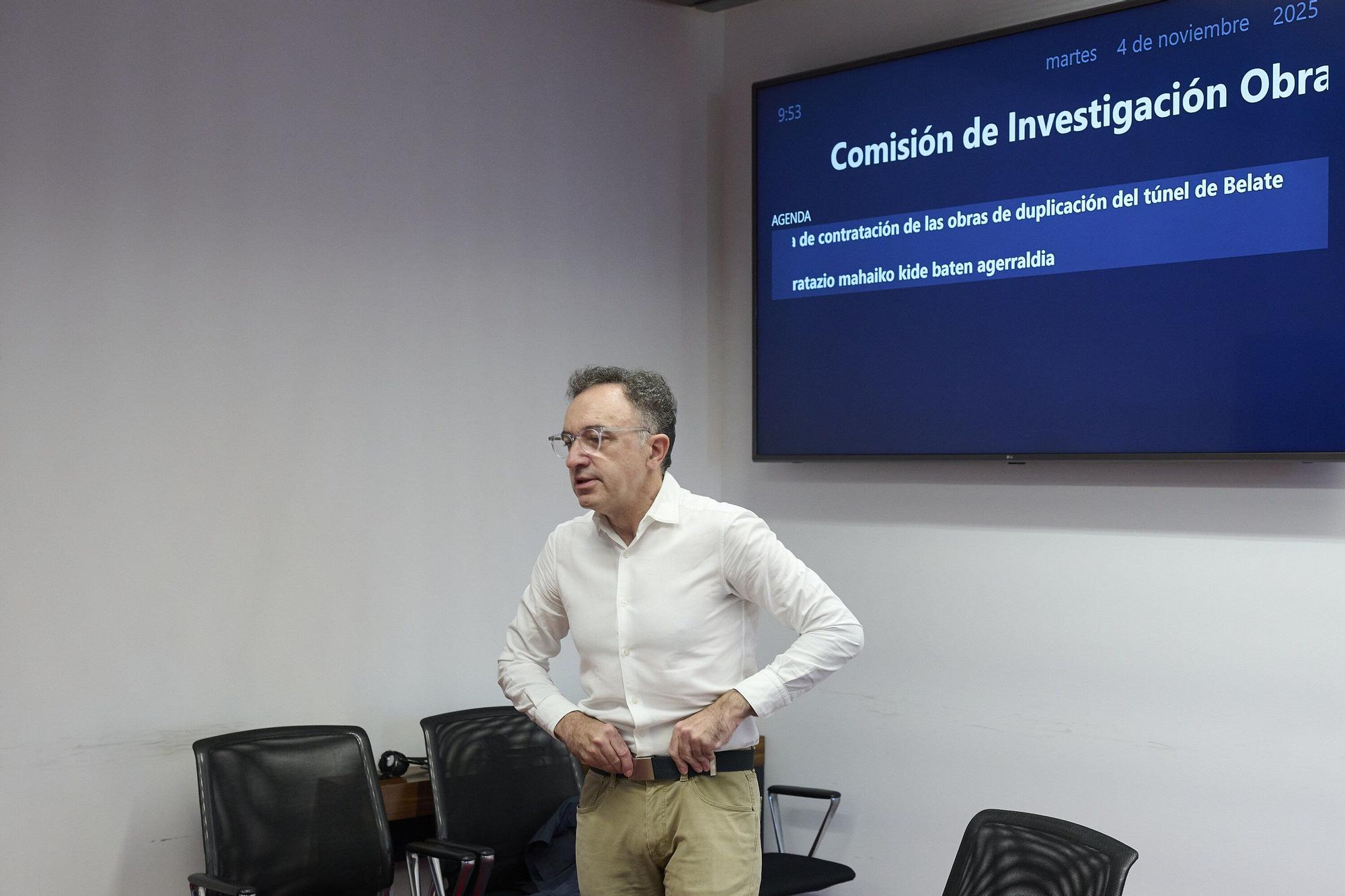 Fotos de la comisión de investigación de las obras de Belate en la que declara el jurista Gonzalo Pérez Remondegui