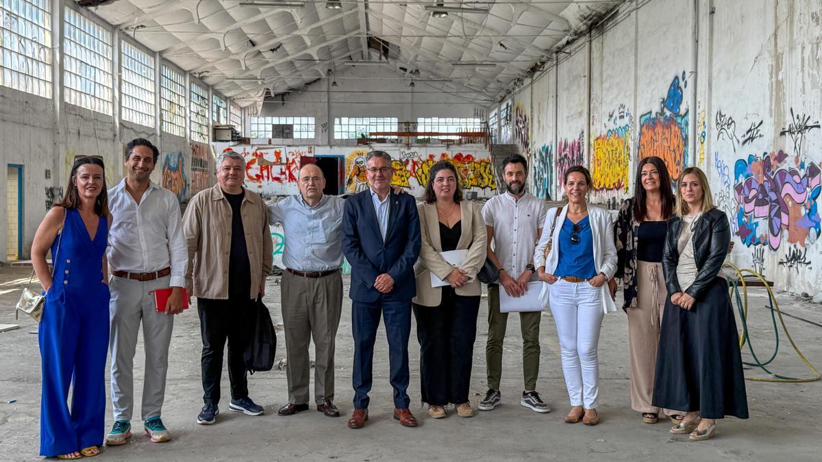 El consejero García, en una visita a las naves que albergarán el centro. Le acompañan representantes de la Dirección General de Universidad, Nasuvinsa y BAI.