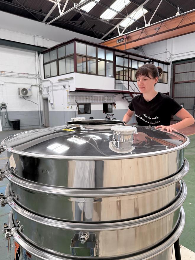 June Izquierdo maneja una máquina.