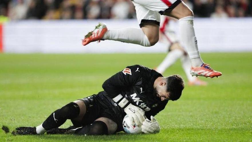 El 1x1 del Rayo-Alavés: las paradas de Sivera no son suficientes