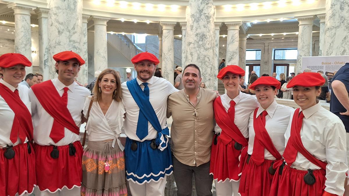La alcaldesa y el edil Iñaki Olalde con integrantes del grupo Oinkari Basque Dancers, que se enfudaron el faldellín rojo  y azul de las Korpus Dantzak.