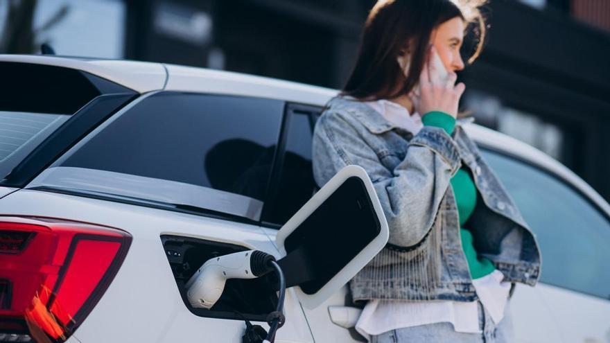 Coches eléctricos en situaciones surrealistas: analizamos las respuestas de la IA